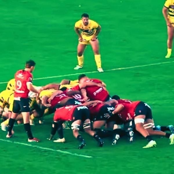VIDEO. Dix fautes et trois cartons jaunes en une mi-temps : Clermont a longtemps joué contre lui-même avant de renverser le scénario face à Toulon