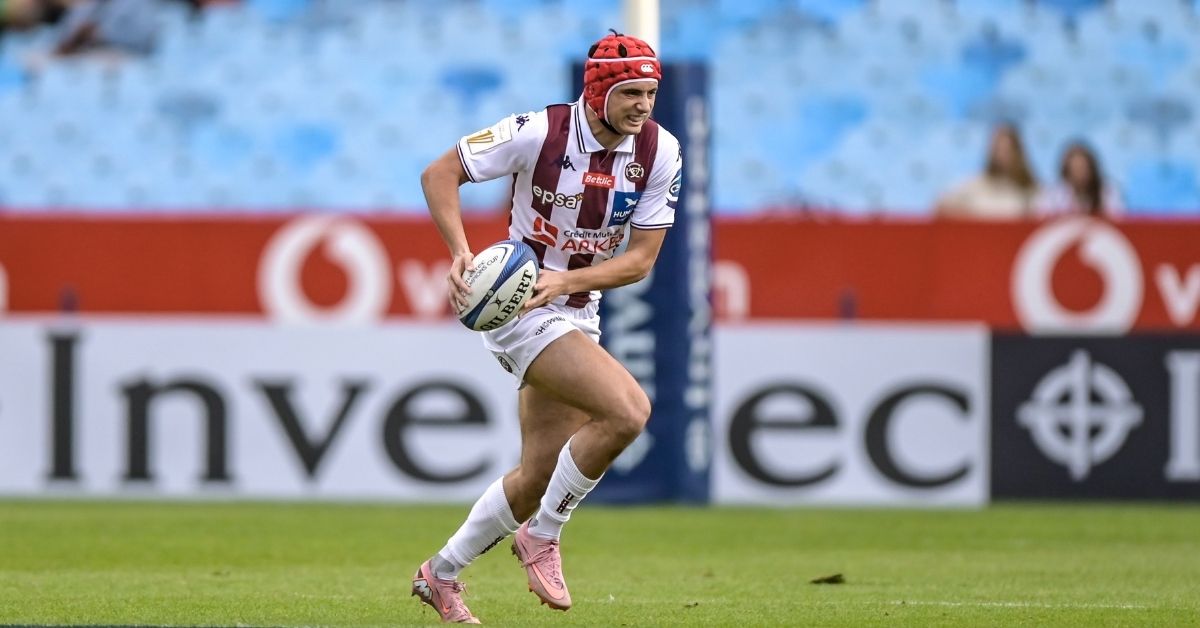 Dans un entretien au Midi Olympique, le staff de l’UBB a confirmé que le positionnement de Louis Bielle-Biarrey en numéro 10 n’était pas du bidouillage, mais bien “une véritable option”. - ©INPHO/Steve Haag Sports/Christiaan Kotze (EPCR)