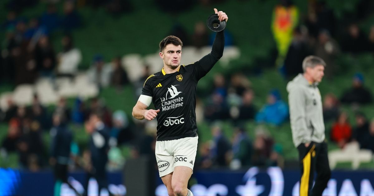 La torsion de son genou avait inquiété Deflandre. Nolann Le Garrec est rassuré, mais La Rochelle perd son maître à jouer avant Toulon. ©INPHO/Morgan Treacy
