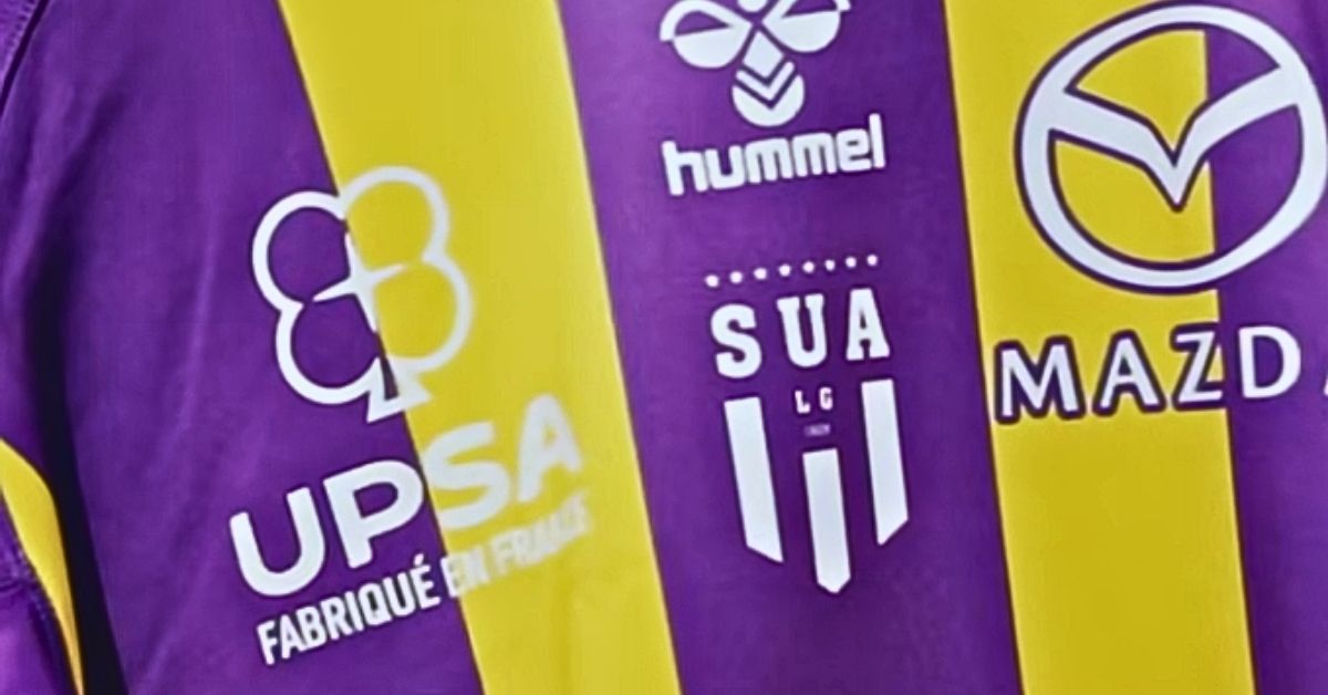 Le SU Agen a troqué son historique bleu et blanc contre du violet et du jaune. Sur les réseaux, le maillot Maître Prunille déclenche déjà un petit séisme. Crédit image : Screenshot Facebook SUA