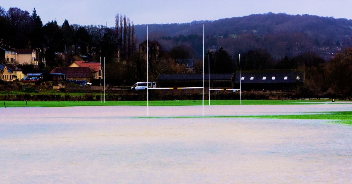 Et si les Anglais ne jouaient plus en janvier ? La RFU étudie une profonde évolution du calendrier amateur face aux conditions météo. Crédit image : Canva