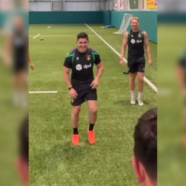 VIDÉO. Anthony Belleau en canne pour la reprise avec Northampton, au meilleur des moments pour renouer avec les Bleus ?