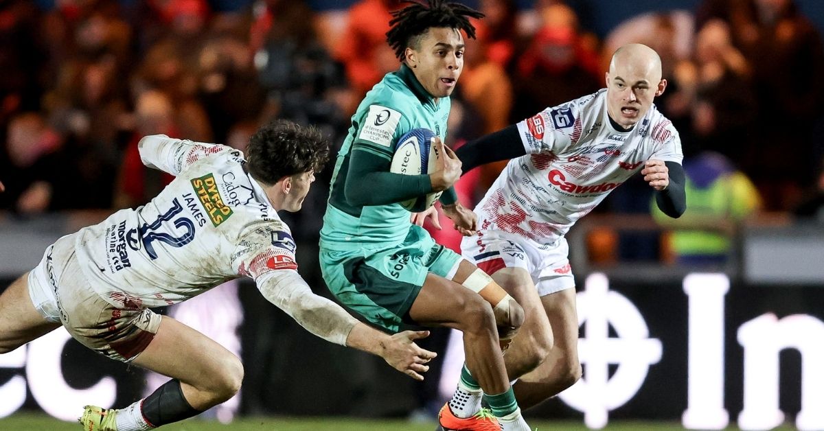 Après trois saisons au plus haut niveau, Théo Attissogbe veut éviter de devenir lisible. Le Palois détaille le travail qui nourrit son jeu d’ailier-arrière. ©INPHO/Tom O’Hanlon