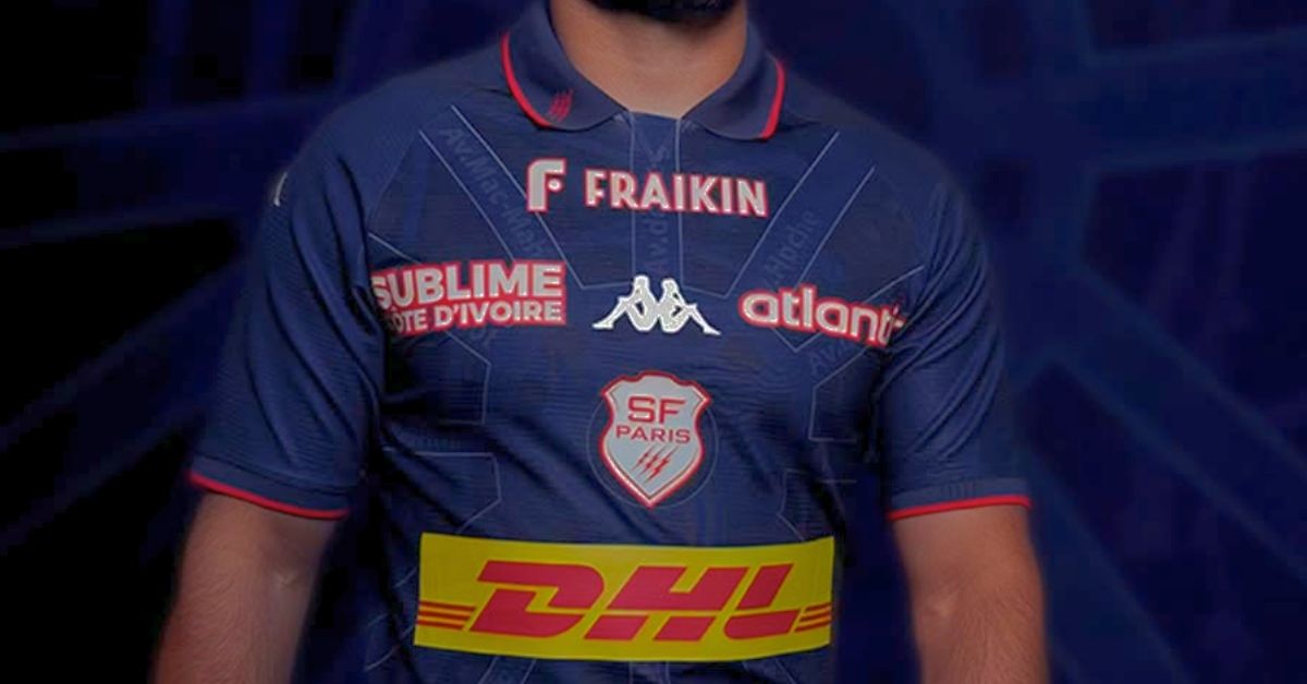 Les 12 avenues de la place de l’Étoile ont inspiré le nouveau maillot extérieur du Stade Français. Une référence parisienne cachée en plein milieu du torse. Crédit image : SFP