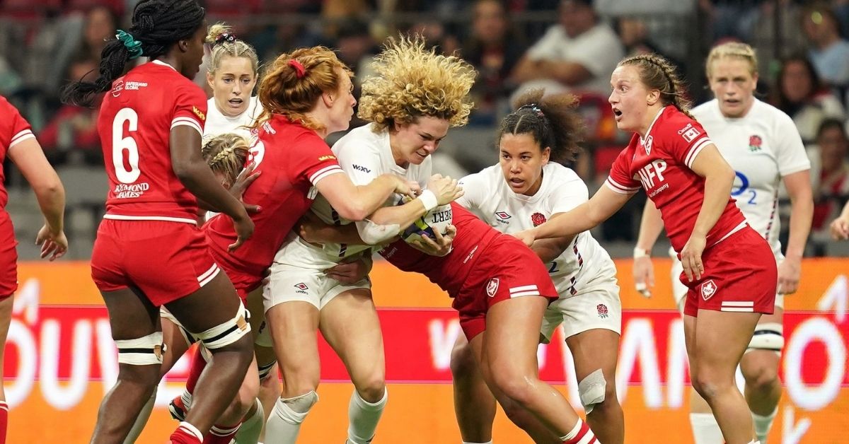 Ellie Kildunne charge dans la défense lors du match de poule entre le Canada et l'Angleterre, lors du WXV Global Series. Crédit :