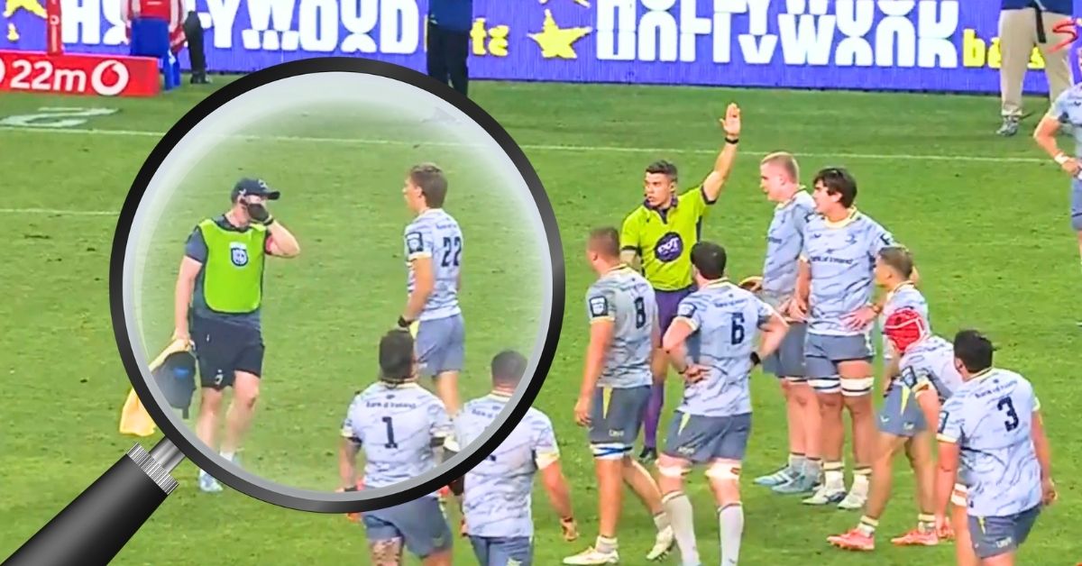 Le clip ne permet pas de savoir ce qui a été dit à Sam Prendergast. Mais si le message était tactique, World Rugby est très clair.