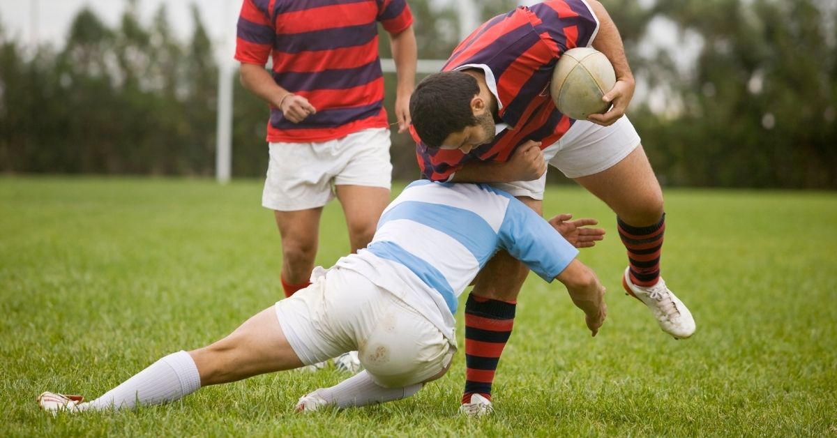 Comment plaquer un petit porteur très bas sans poser le genou ? La nouvelle directive de World Rugby place les arbitres amateurs devant une frontière très fine. Crédit image : Canva