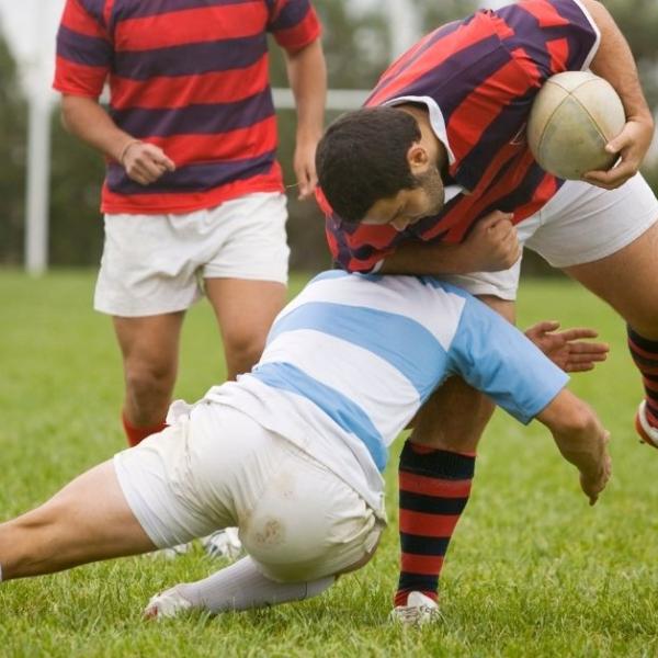 Plaquer bas sans poser le genou trop tôt : la directive de World Rugby qui va demander de la précision aux amateurs français
