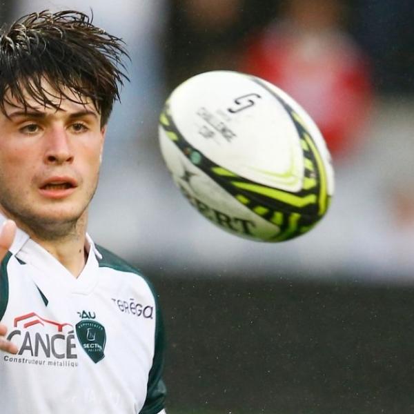 Sans Joe Simmonds, Pau reconduit Axel Desperes face à Castres après ses 23 points et deux essais lors du succès à Vannes