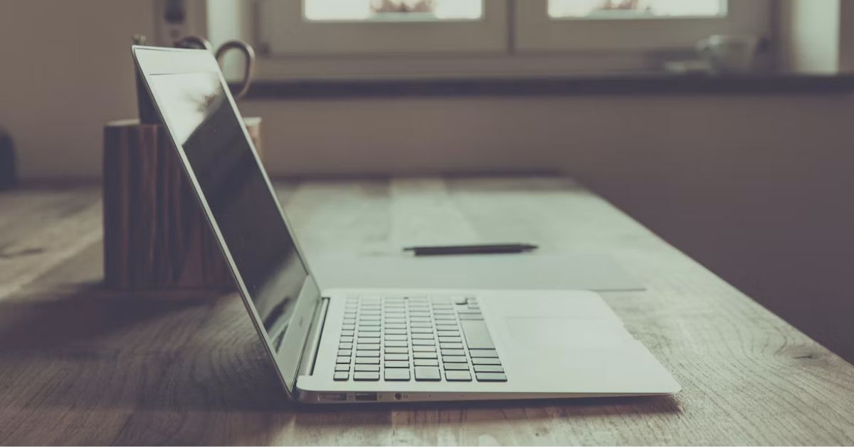 Supporters en déplacement : comment suivre les matchs du Top 14 loin de chez soi ? https://unsplash.com/photos/macbook-pro-on-brown-wooden-table-N8yoH-dj4k8