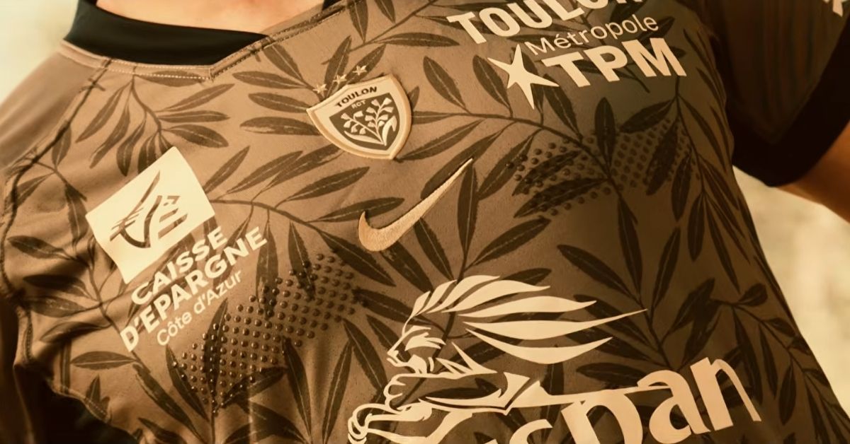 Après les corsaires et les plages du Mourillon, Toulon regarde vers les terres provençales. Son nouveau maillot Third met l'olivier à l'honneur pour la saison. Crédit : Screenshot RCT - Rugby Club Toulonnais