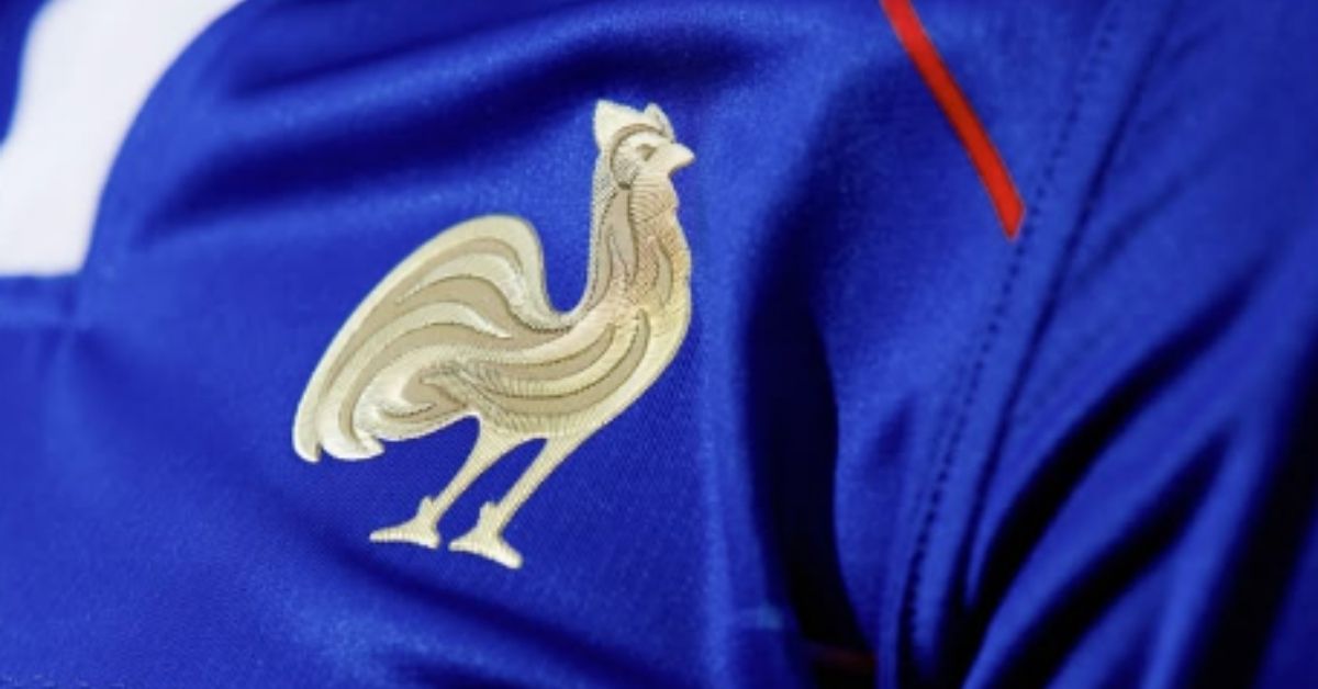 Après l’or décroché à Paris, les Bleus à 7 arborent un nouveau coq doré. Découvrez la tunique imaginée pour les collectifs masculin et féminin. Crédit image : Screenshot France Rugby
