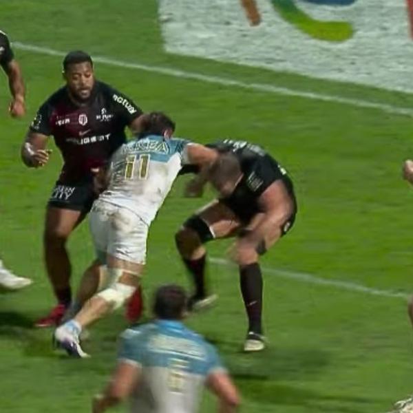 VIDEO. Le petit taureau Mateo Carreras (1m71) fait exploser le géant Joshua Brennan (1m99) d’une charge pleine de grinta