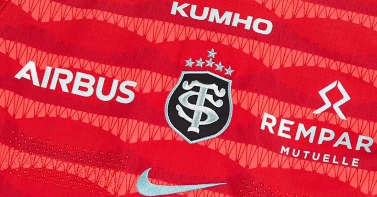 Le rouge prend toute la place. Pour la Champions Cup 2026-2027, Toulouse dévoile son maillot aux motifs géométriques qui honore sa ville et tous ses supporters. Crédit image : Stade Toulousain