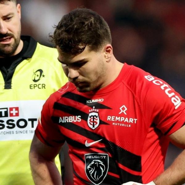 ''Il n'y a aucun week-end tranquille'' : Antoine Dupont raconte la pression permanente qui pèse sur les joueurs du Top 14