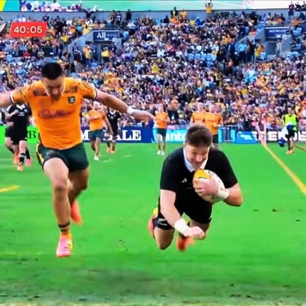 VIDEO. 93 points, 40 minutes de folie, les All Blacks écrasent les Wallabies et prolongent leur incroyable série