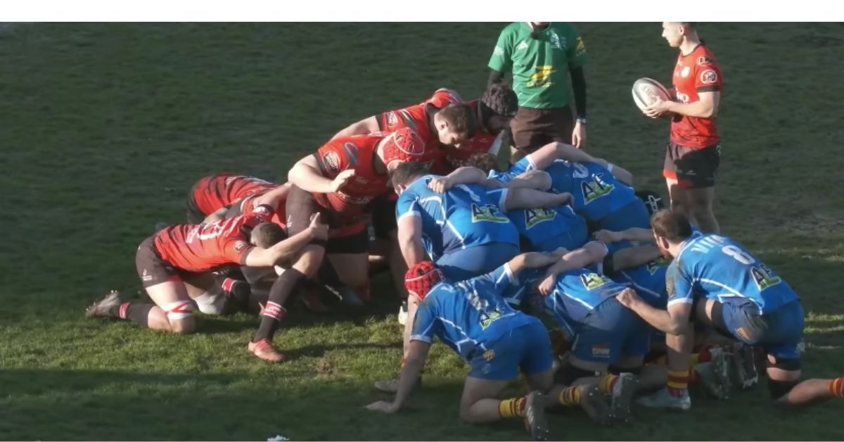  Thomas Breton (casque rouge) à droite de la mêlée de Gaillac. Screenshot : Série Rugby