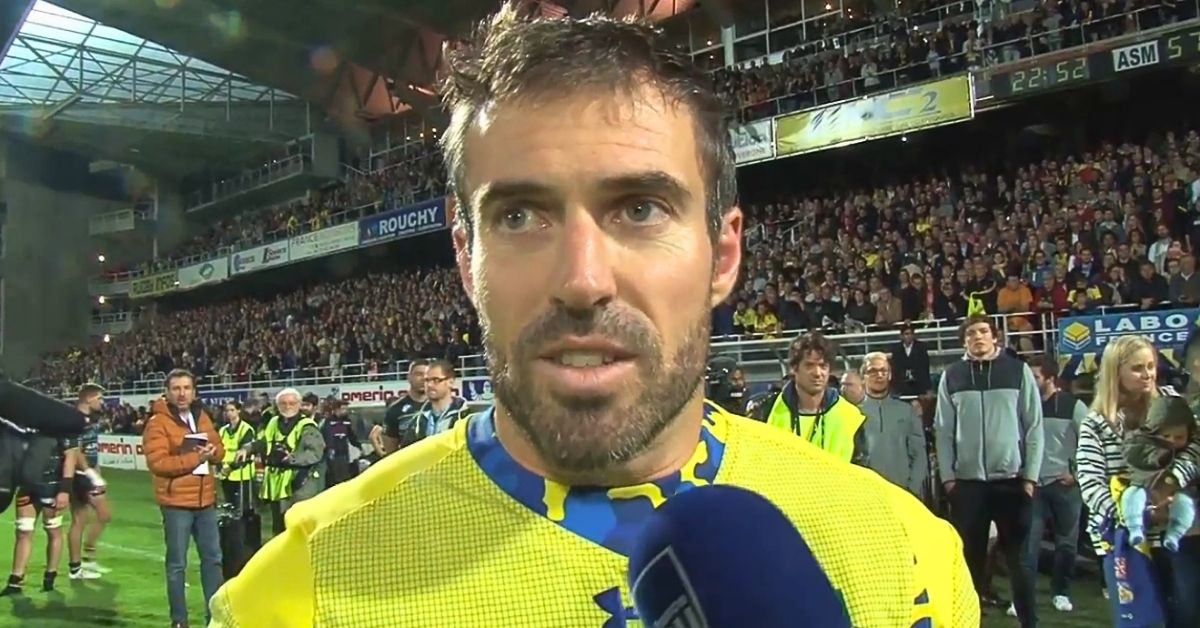 Dix ans après son départ de Clermont, Brock James pourrait retrouver l’ASM comme entraîneur de l’attaque. Une piste qui ferait forcément vibrer la Yellow Army. Crédit : Screenshot Journal La Montagne