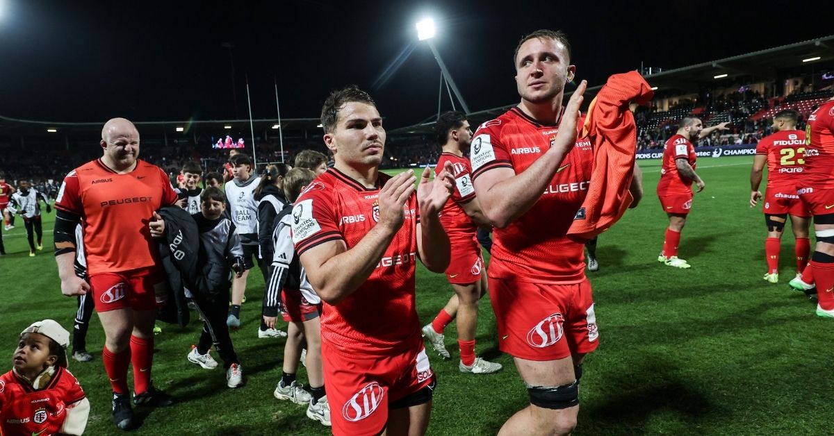 Antoine Dupont et Anthony Jelonch peuvent passer deux heures sans se parler. Dans une vidéo pleine de confidences, ils expliquent cette amitié si particulière. ©INPHO/Billy Stickland
