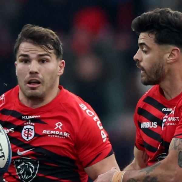 Antoine Dupont et Romain Ntamack remplaçants : le choix d'Ugo Mola qui pourrait annoncer une longue absence au Stade Toulousain