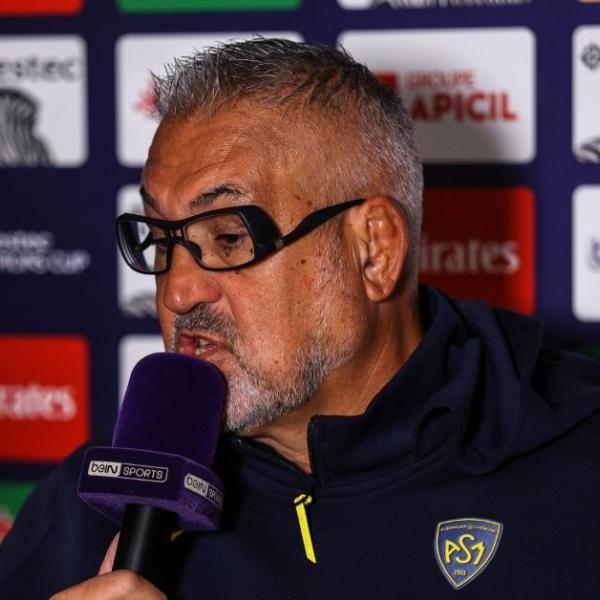 Une question sur les enjeux du match et Christophe Urios quitte la salle : la conférence express du manager de Clermont avant le Racing 92