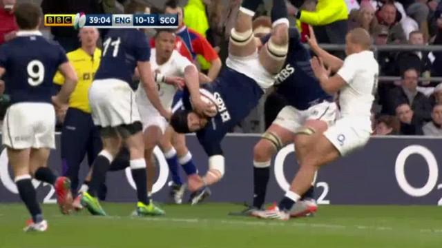 VIDEO. 6 nations. Tim Swinson mange la pelouse après un lift totalement raté 