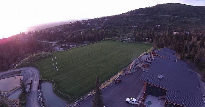 VIDÉO. L'Alaska Mountain Rugby, son incroyable club house, son terrain aux en-buts aléatoires et son tournoi de Seven