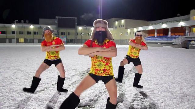 VIDEO. Des pères Noël russes complètement givrés testent le rugby sous la neige