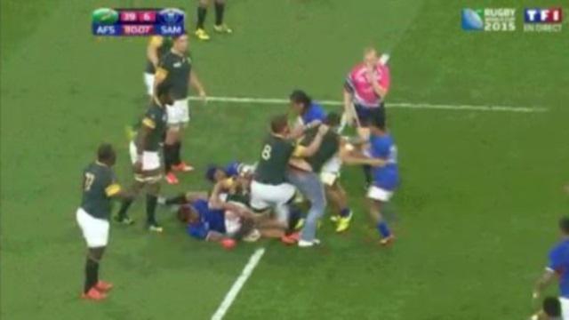 VIDEO. Insolite - Coupe du monde : un supporter sud-africain vient aider les Springboks en déblayant les Samoans