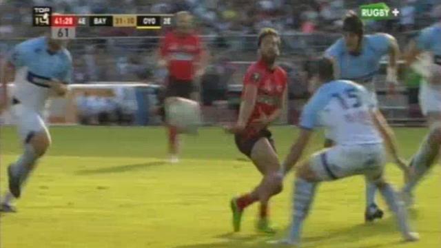 GIF. Top 14 - Bayonne - Oyonnax. Agustin Figuerola se paye la tête de trois Bayonnais avec une feinte et une passe en aveugle