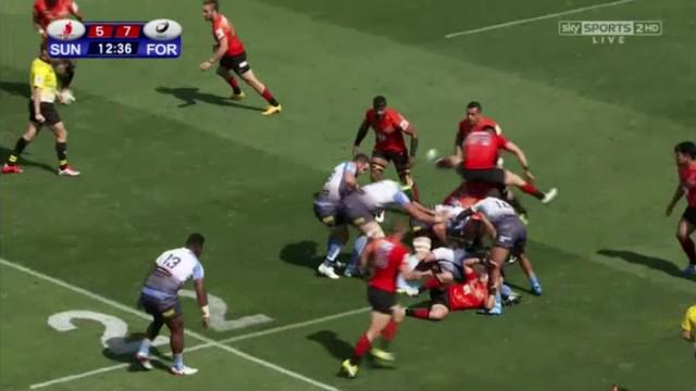 VIDEO. INSOLITE. Akihito Yamada joue à saute-mouton au-dessus d'un ruck en plein match