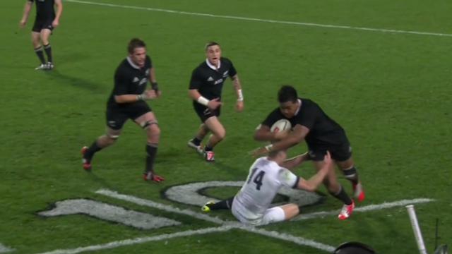 VIDÉO. All Blacks - Angleterre : Julian Savea pose Chris Ashton avec une grosse percussion