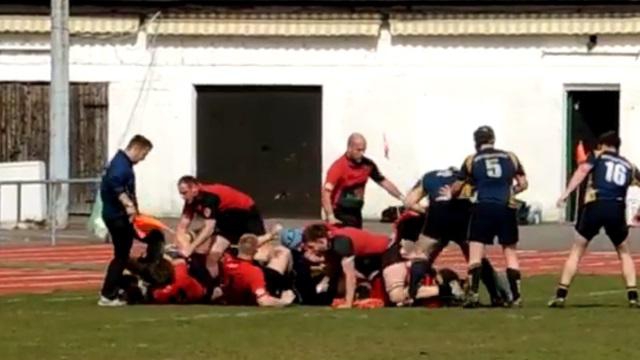 VIDEO. Allemagne : un arbitre pète les plombs et balance un coup de pied à un joueur au sol