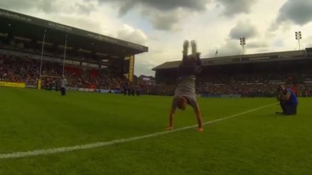 VIDEO. Andrew Henderson champion du monde de freestyle, fait l'amour à un ballon de rugby