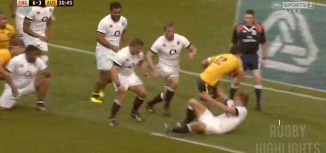 VIDEO. Angleterre - Australie : Matt Toomua met un cul à Billy Twelvetrees et va marquer en force