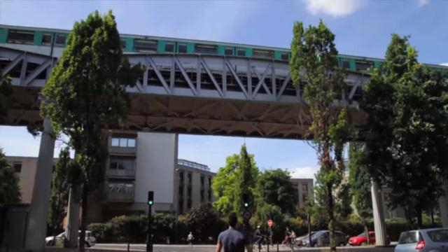 VIDEO. INSOLITE. L'ancien bleuet Aristide Barraud investit les rues de Paris avec du rugby freestyle