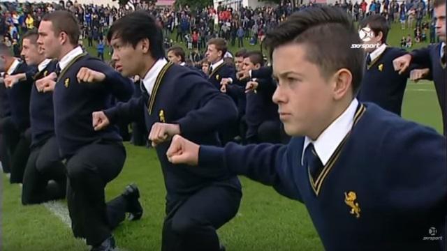 VIDEO. Les étudiants du King's College défient ceux de l'Auckland Grammar pour un haka de folie