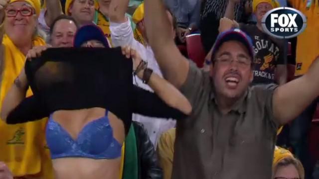 VIDEO. Australie - France. Insolite : Une supportrice française lève le haut et relève le niveau