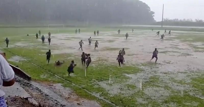 Avant le cyclone Yasa, de jeunes Fidjiens défient les éléments pour jouer au rugby [VIDEO]