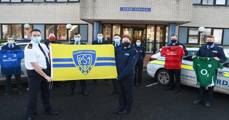 Avec un drapeau de Clermont, des policiers irlandais rendent hommage aux 3 gendarmes tués