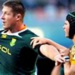 Bakkies Botha colle un tampon énorme sur Berrick Barnes