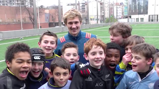 VIDÉO. INSOLITE. Le XV de France a laissé un souvenir inoubliable aux jeunes joueurs de Courbevoie 