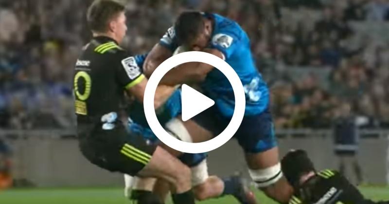 Super Rugby - Beauden Barrett joue les culbutos sur la charge de Tuipulotu ! [VIDÉO]