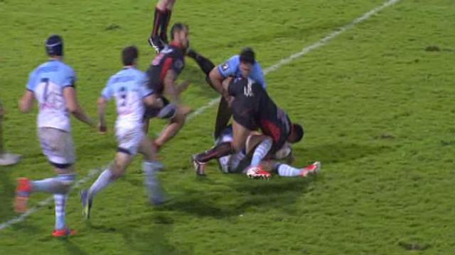 VIDÉO. Bayonne - LOU : Stephen Brett se prend un crampon en pleine figure et un terrible KO