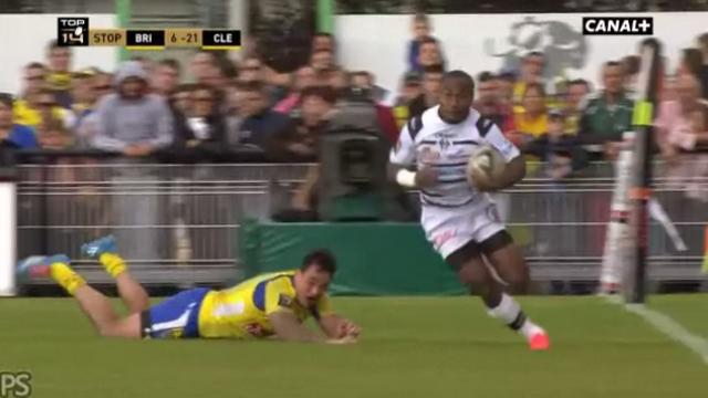 GIF. Top 14 - Brive - Clermont. Benito Masilevu laisse Zac Guildford pour mort avec un superbe tchik tchak 