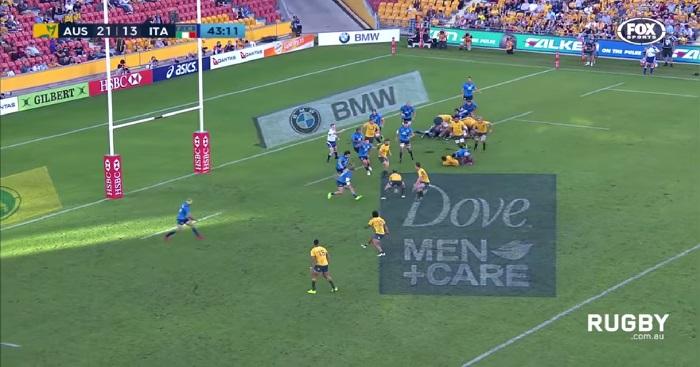 Vidéo. Insolite : L'incroyable passe entre les jambes de Foley lors de la victoire de l'Australie contre l'Italie