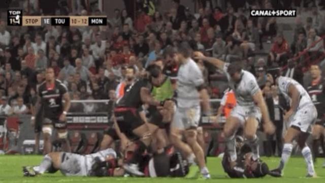 GIF. Top 14 - MHR. Bismarck du Plessis blanchi après avoir marché sur Dusautoir