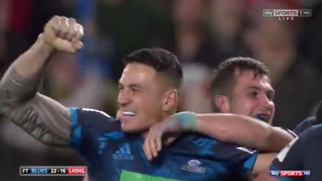 VIDEO. Un essai, un offload sublime : Sonny Bill Williams offre une victoire de prestige aux Blues face aux Lions