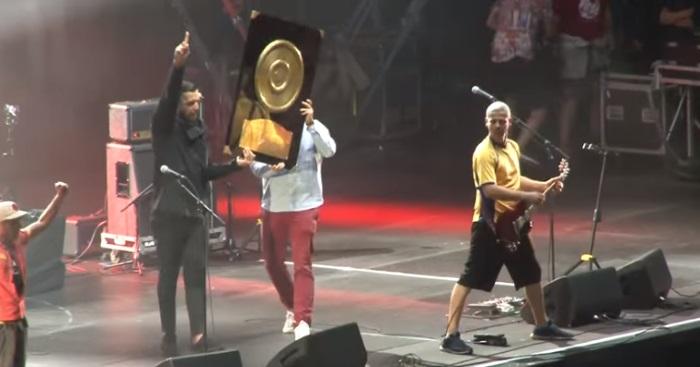 VIDEO. Insolite : le bouclier de Brennus débarque en plein concert de Manu Chao à Clermont