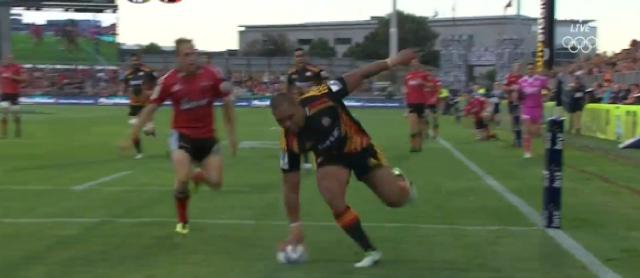 VIDÉO. Chiefs - Crusaders : Robbie Fruean marche trois défenseurs et marque un essai de 50 mètres